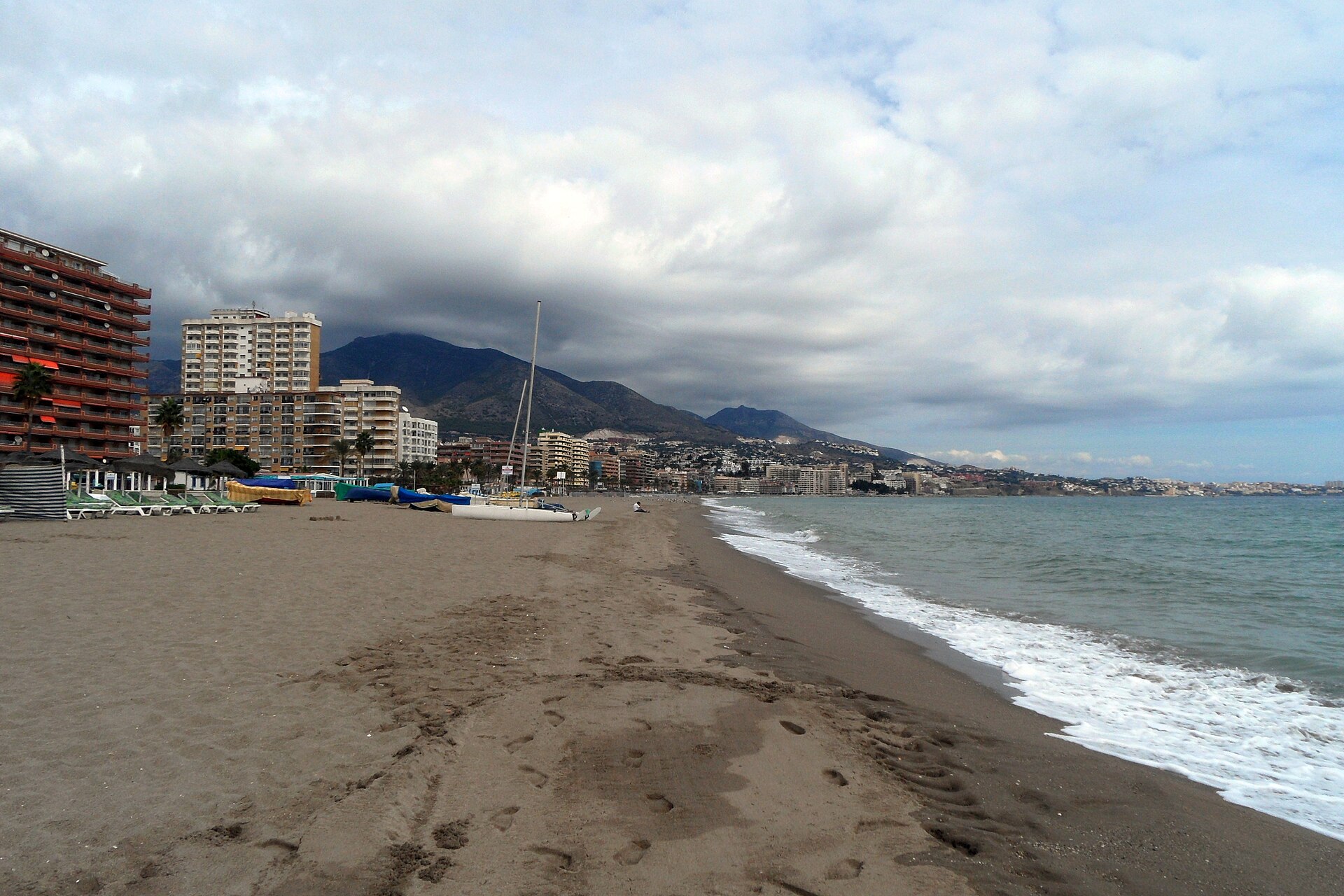 The broad sandy shoreline at Los Boliches Beach in Fuengirola