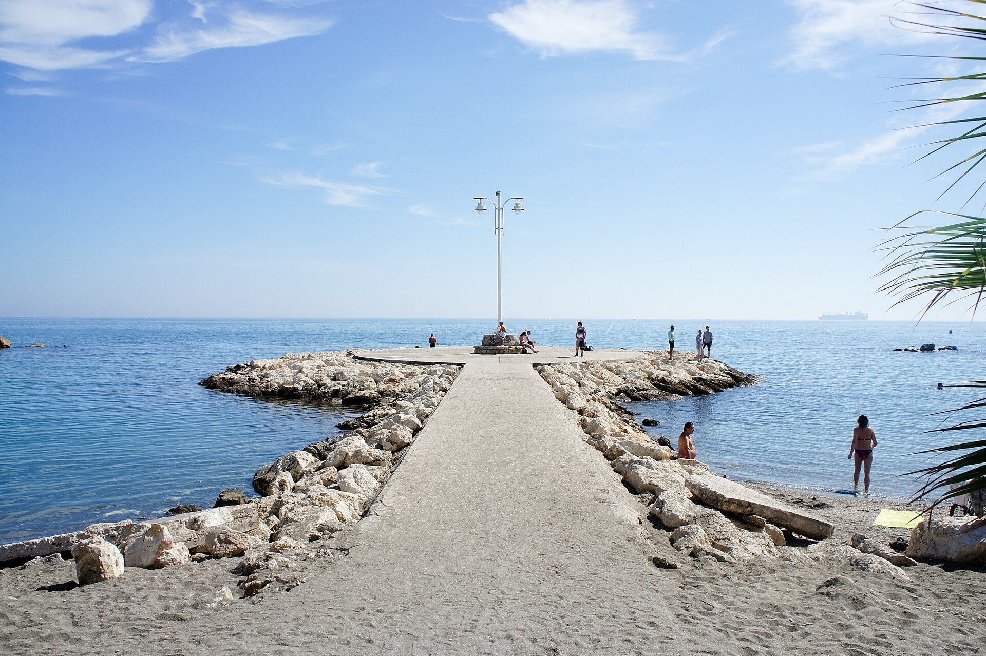 Pedregalejo Beach and its segmented urban shoreline in Málaga